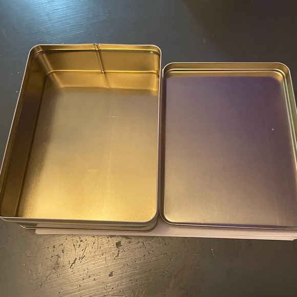 Oreo Decorative Tin with Festive Wreath Design - Picture 4 of 4